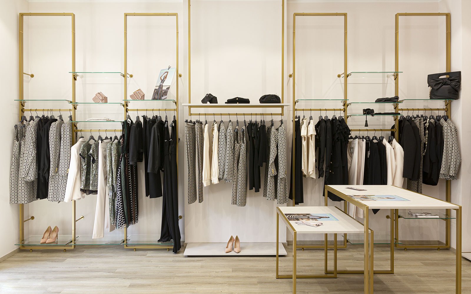 spettacolo-design-realizzazione-arredo-negozio-abbigliamento-donna-Ferrone-Martina-Franca-parete-1  - VeneziePost